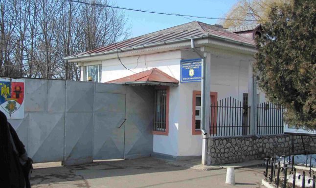 Focșănean condamnat la închisoare, pentru viol, dus de polițiști la penitenciar