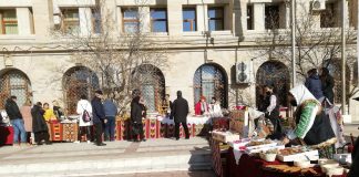 FOTO Un cadou potrivit zilei de astăzi găsiți la Târgul de Mărțișor din Piața Unirii din Focșani