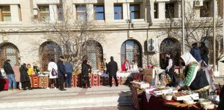 FOTO Ofertă diversă la Târgul de Mărțișor din Piața Unirii din Focșani