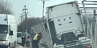 Un autotren a ajuns în șanț la Bătinești