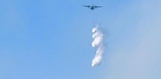 Intervenție cu avioane pentru stingerea unui incendiu de pădure în județul Buzău/ Și pompierii vrânceni își ajută colegii