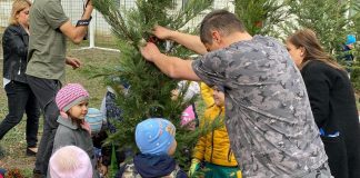 FOTO Copiii de la Grădinița Nr. 13 din Focșani au plantat copaci în curtea unității