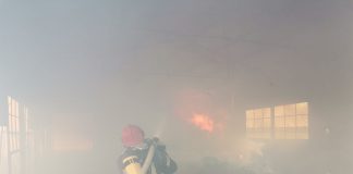 Arde o casă în comuna Tulnici. Proprietarul a suferit atac de panică