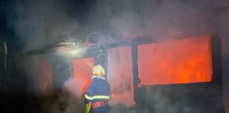 Incendiu la un depozit de lemne din Dumitrești. Alimentarea cu energie electrică a fost întreruptă pe Valea Râmnicului