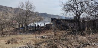 Gospodărie distrusă de flăcări, în comuna Gura Caliței