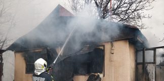 FOTO Pagube mari în urma unui incendiu la Ruginești: hală, anexe, autoturism, cereale, lemne