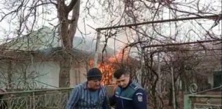 Bătrân, salvat de doi polițiști după un incendiu care i-a cuprins casa