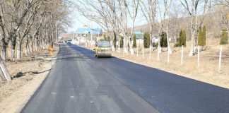 Modernizarea drumului județean DJ 205L, pe sectoarele Păulești – Vrâncioaia – Tulnici, intră în linie dreaptă