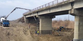 Se lucrează la consolidarea podului de beton peste râul Putna, din Vulturu