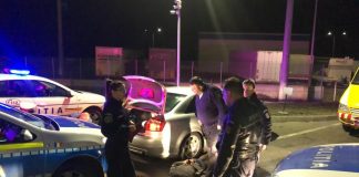 FOTO Bărbații încătușați aseară în Focșani, bănuiți de furt calificat