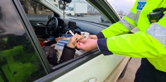 VIDEO Polițiștii rutieri le-au oferit ceai, cafea și zâmbete cetățenilor ucraineni care au tranzitat județul