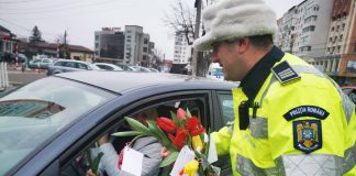 FOTO Polițiștii rutieri au oferit flori șoferițelor și pasagerelor din mașini
