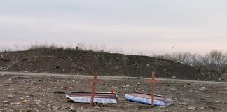 FOTO Poveste urbană, cu sicrie și cruci la marginea Focșaniului