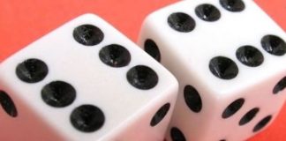 Descindere la un bar din Dumitrești, unde se juca barbut. Polițiștii au dat amenzi, au confiscat sume de bani și un cuțit