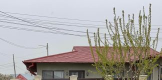 FOTO Incendiu la motorul unei mașini, în Câmpineanca