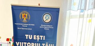 FOTO Polițiștii de la Biroul Siguranță Școlară au dus „iepurașul” de Paște copiilor de la Școla Jitia de Jos