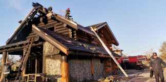 FOTO Casă din lemn, cuprinsă de flăcări la Vidra