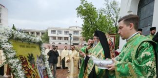 FOTO Arhiepiscopul Ciprian, prezent la procesiunea de Florii de la Focșani
