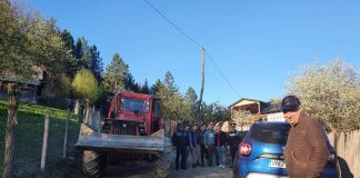 Tineri cu două autoturisme de teren, împotmoliți într-o mlaștină