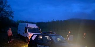 Jandarmii vrânceni, salvatori pentru două persoane care s-au rătăcit cu mașina pe un drum forestier