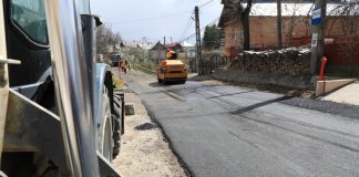 FOTO-VIDEO Continuă asfaltarea drumului județean care leagă Negrilești de Soveja