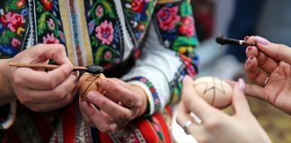 Tehnici tradiționale de încondeiere a ouălor, prezentate de Floarea Țăpor, din Jitia