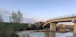 FOTO-VIDEO S-a rupt un pod peste râul Putna, la Vadu Roșca