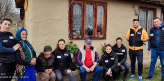 Bătrâni dintr-un cătun izolat, ajutați și în acest an de polițiștii vrânceni, înainte de Paști