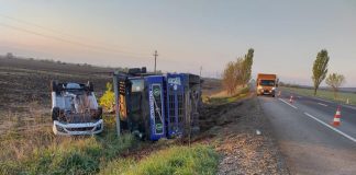 Tir răsturnat la limita județelor Vrancea și Bacău. Acesta transporta autoturisme