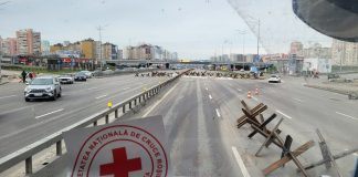 Un transport umanitar al Crucii Roșii Vrancea a ajuns la Cernihiv/ Urme terifiante ale războiului, la tot pasul