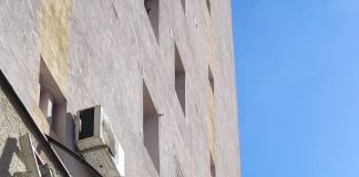 Pui de pisică, salvat de pompieri după ce a rămas captiv pe un bloc