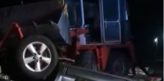 VIDEO Mamă și copil, răniți într-un accident de circulație. Doi polițiști au scos-o pe femeie din mașină
