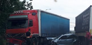 ULTIMA ORĂ Autoturism prins între două camioane șoseaua de centură a Focșaniului