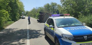 ULTIMA ORĂ Camion cu pietriș, răsturnat în șanț