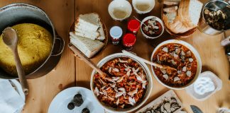 Zeci de copii din țară au strâns peste 150 de rețete tradiționale. În proiect au fost implicați și copii din Vidra