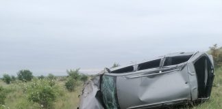 FOTO Mașină răsturnată pe câmp/ Motorul a ”sărit” la distanță de autoturism