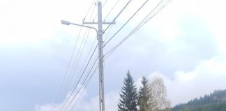 O ucraineancă s-a răsturnat cu mașina la Greșu. Polițiștii și oamenii din Tulnici au ajutat-o să-și repare mașina și să-și continue drumul spre Germania