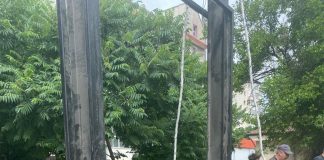 FOTO Au scos pavele ca să monteze un panou publicitar, pe trotuar