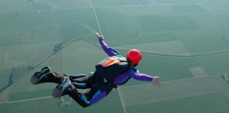 Tragedie la Buzău: un parașutist a murit pentru că nu i s-a deschis parașuta