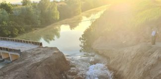 FOTO Podul provizoriu peste râul Putna, la Vadu Roșca, încă în așteptare