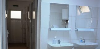 Bani de la Guvern pentru amenajarea de toalete moderne la 5 unități școlare din Vrancea