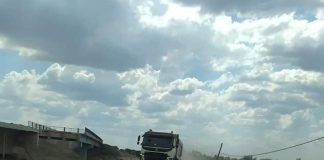 Risc de accidente pe podul provizoriu de la Vadu Roșca/ Apel pentru respectarea restricției de tonaj