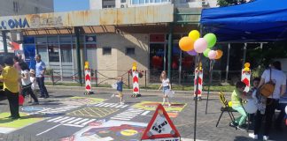 FOTO Polițiștii vrânceni au celebrat copilăria/ Standul IPJ din Piața Unirii, luat cu asalt de copii