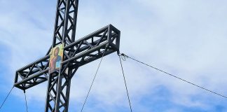 Cruce ridicată pe drumul spre Mănăstirea Dălhăuți