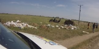 FOTO Au fost depistați după ce au aruncat deșeuri menajere pe câmp și amendați