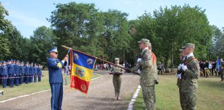 FOTO Drapelul de Luptă al Batalionului 288 Antiaeriană ”Milcov” decorat cu Emblema de Onoare a Forțelor Aeriene