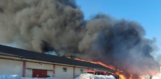 Incendiu uriaș în Buzău, la un depozit de deșeuri plastice. Intervin și pompieri din Vrancea