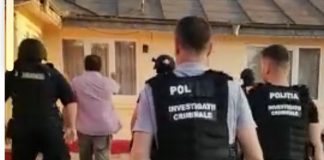 Opt percheziții în Vrancea, într-un dosar de cămătărie și șantaj. Suspecții, duși la audieri