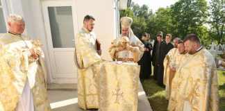 Biserica din Ruget, comuna Vidra, sfințită de Arhiepiscopul Ciprian după ce a fost renovată