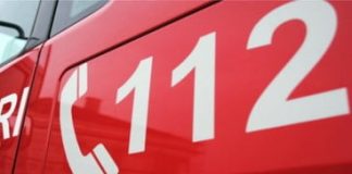 Copii gemeni blocați în mașină/ Pompierii i-au scos după ce au spart un geam